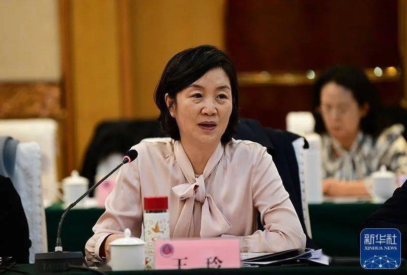 通辽市委常委,宣传部长王玲介绍报道选题.