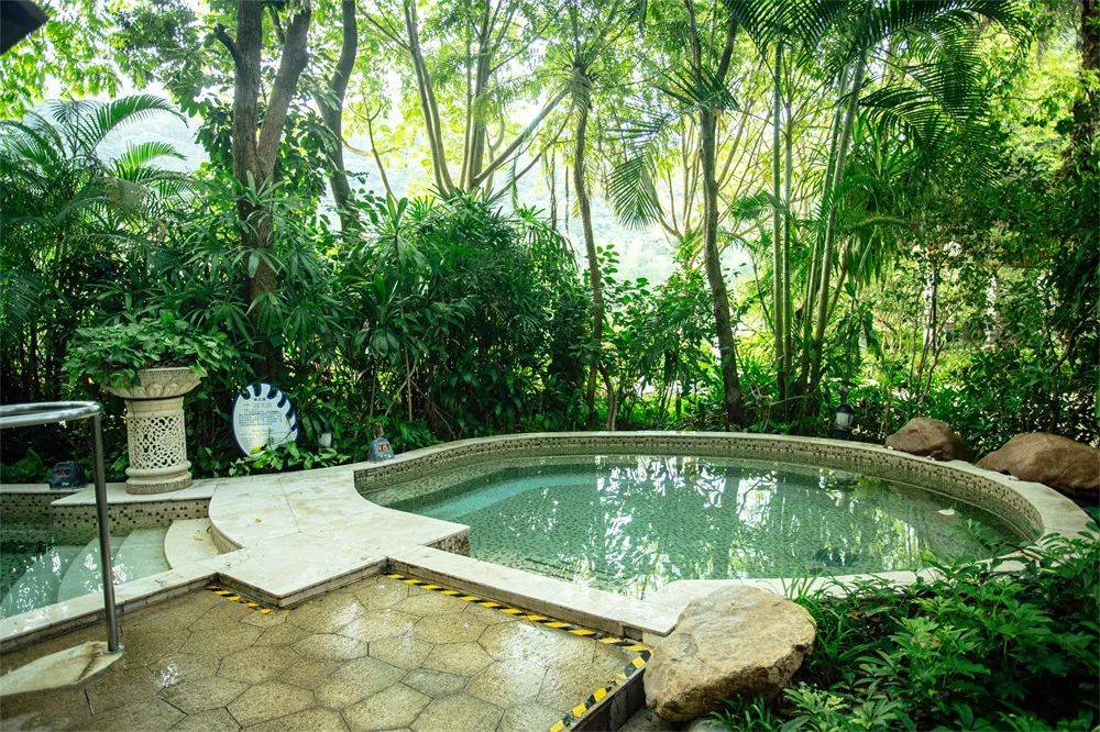 住广州郊外从化流溪河畔温泉酒店,泡认证园林真温泉,畅游户外泳池,含2