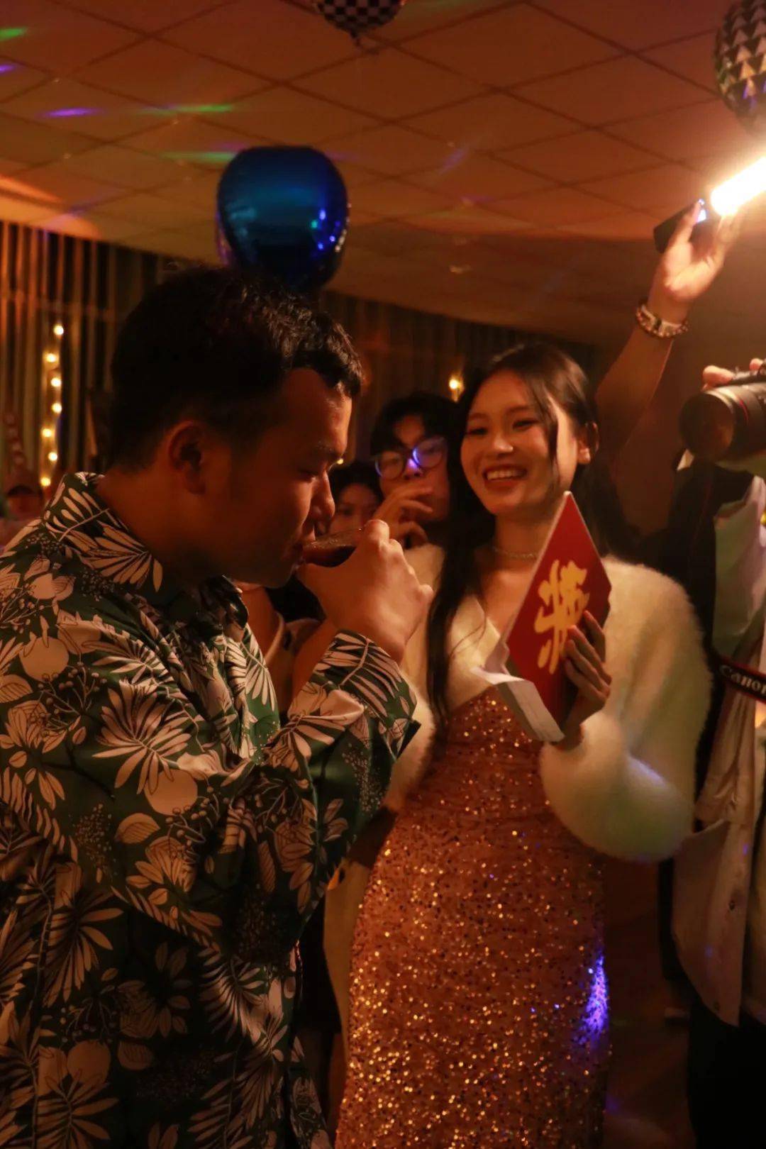 重返8090年代 | 复古disco潮玩酒会,新一季女生学堂打开方式是这样