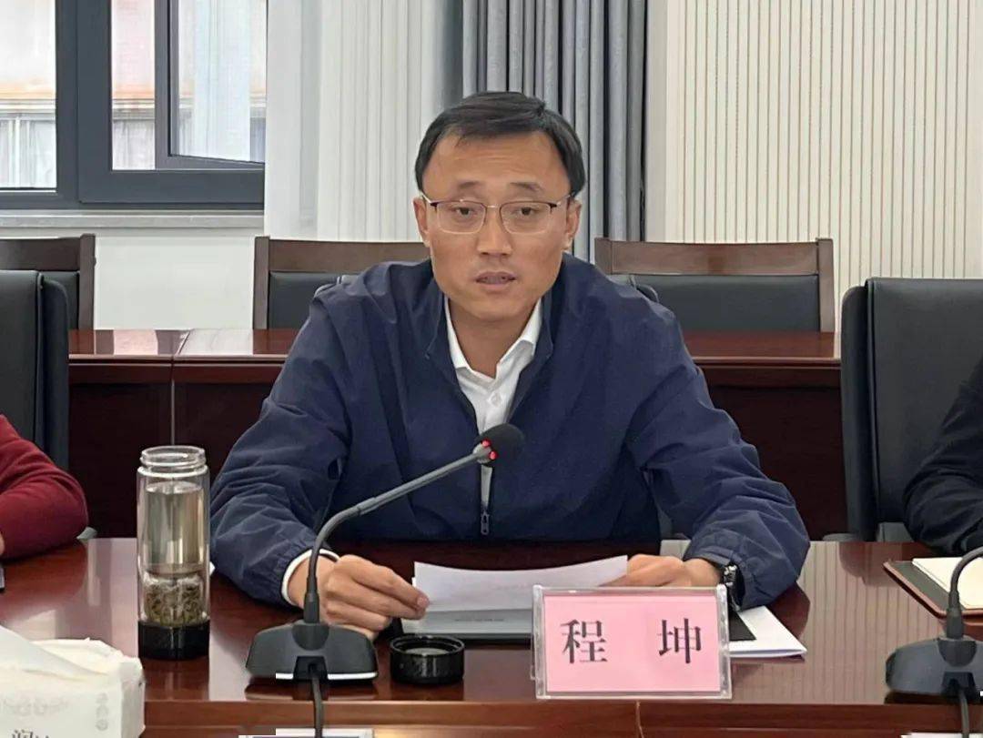 新平县委书记程坤代表新平县委,县政府向市委教育工委,市教育体育局对