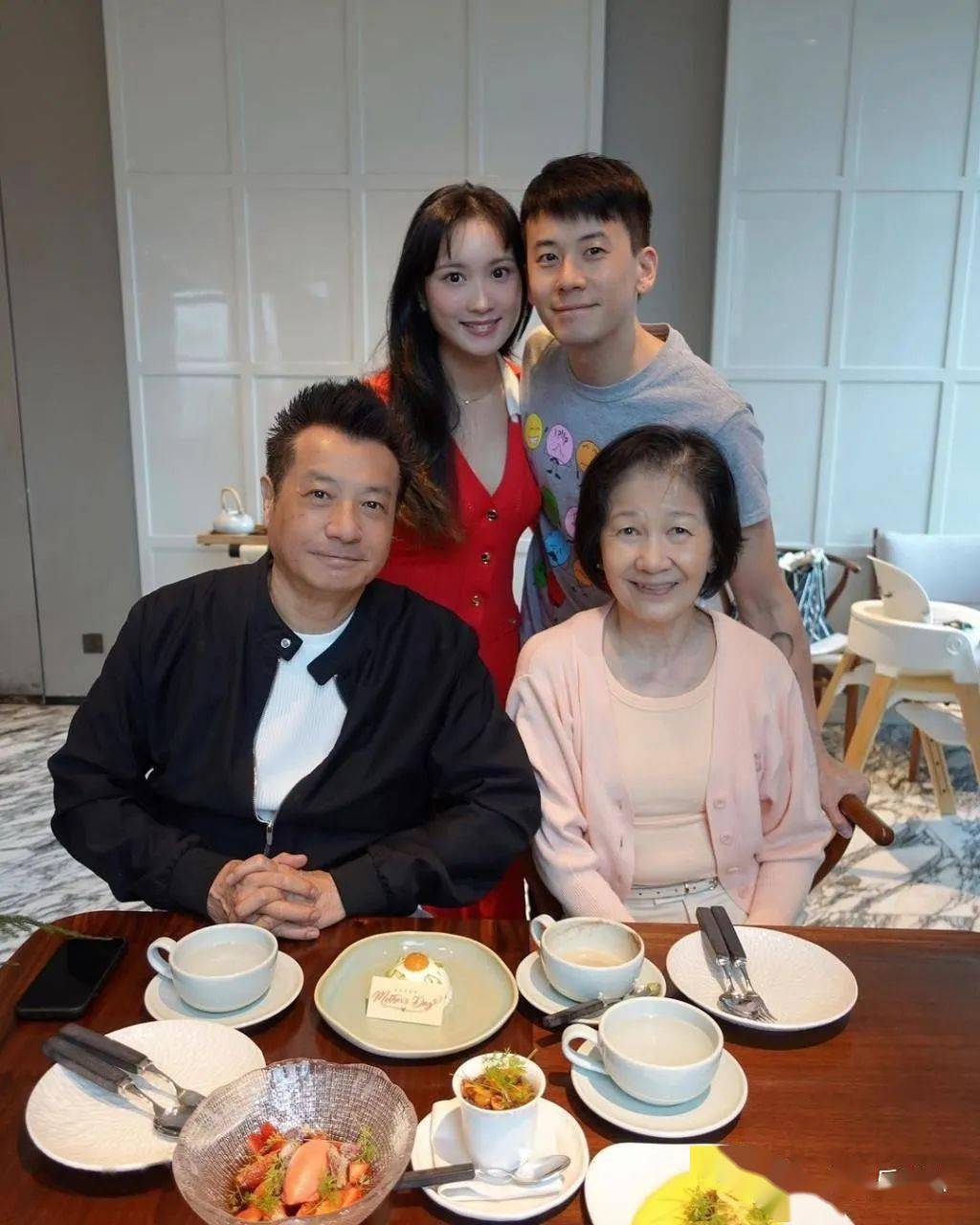 66岁元彪最会保养身材精壮,75岁石修痞帅_儿子_林嘉华_林政峰