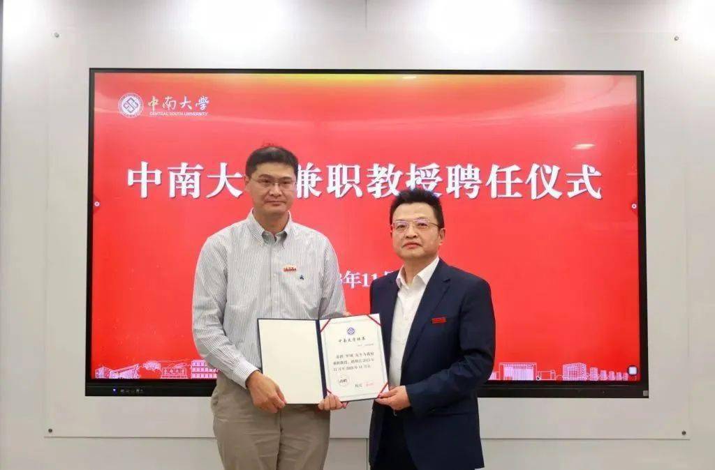 自11月5日以来,"网红教授"罗翔先后走访了多所高校并开设讲座,其间还