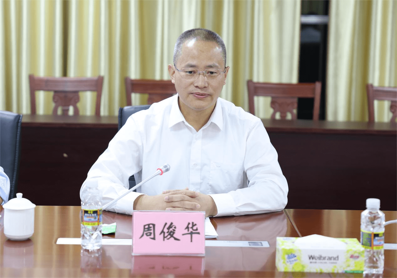 周俊华对杨秀英董事长深切的教育情怀,执着的创业之心,坚韧的拼搏意志