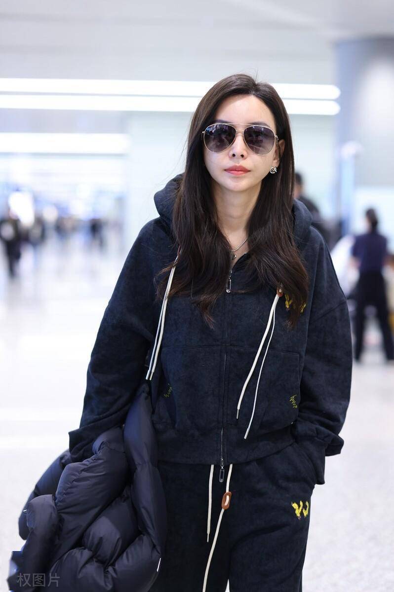 2023年11月10日,上海,于文文机场街拍.黑色卫衣套装休闲酷感.