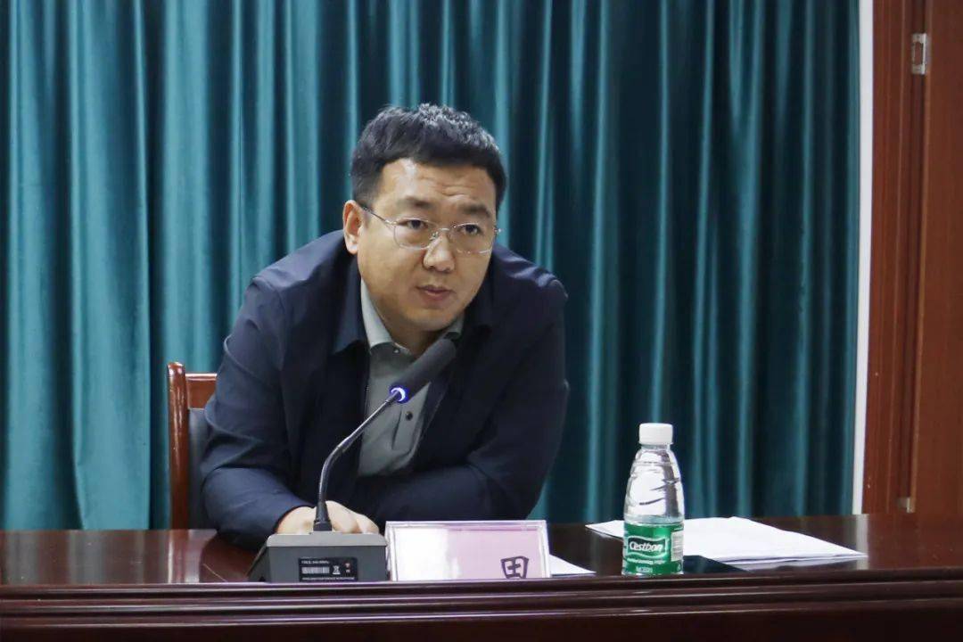 温泉镇镇长韩佩伦就当前安全生产工作发表讲话,要求安全生产这根弦