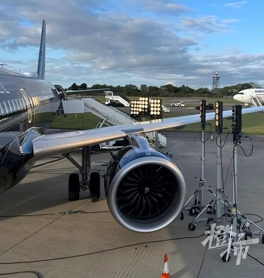 飞机飞到4400米高空才发现,窗户怎么没了?_照明灯_美国_起飞时