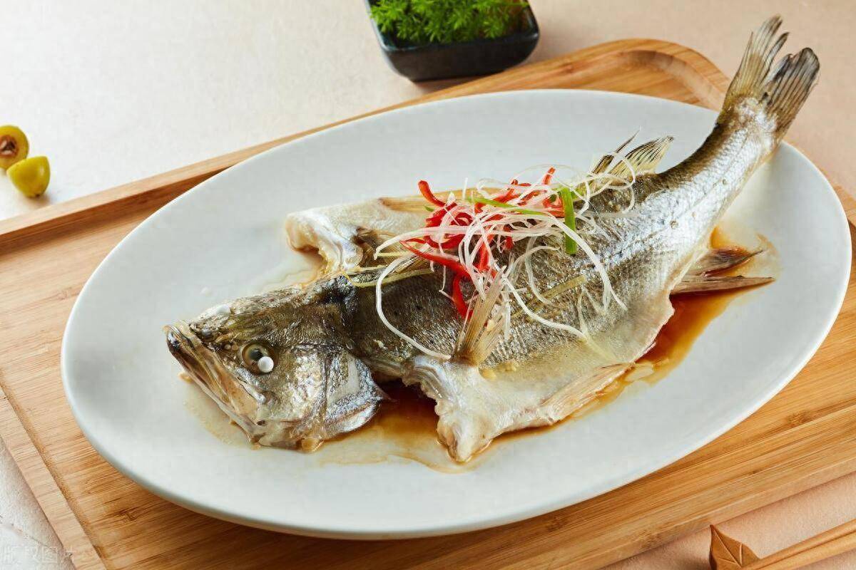 鲈鱼是比较常见的一种水产食材,它不仅鲜美好吃,而且其营养价值非常高