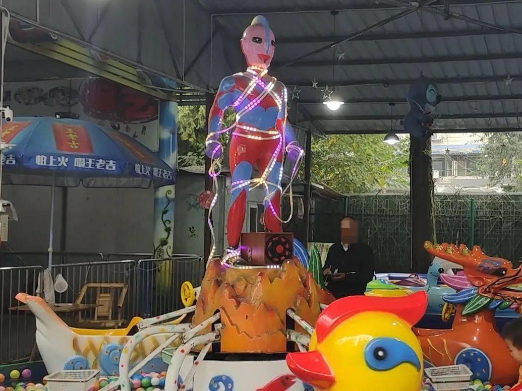奥特曼头上是上吊的米奇唐老鸭用于震慑人民公园的"妖精"不下海就是