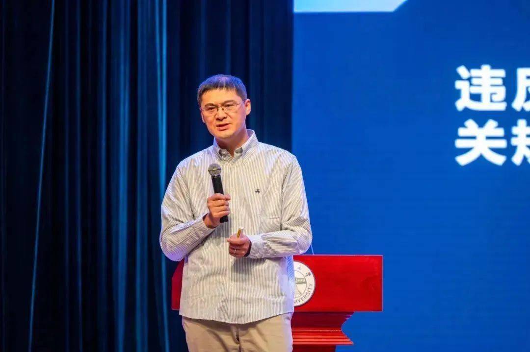 自11月5日以来,"网红教授"罗翔先后走访了多所高校并开设讲座,其间还
