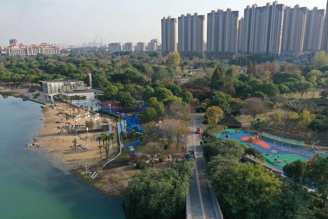 张家港市梁丰体育公园(左右滑动解锁更多)亮点:公园将体育设施,生态