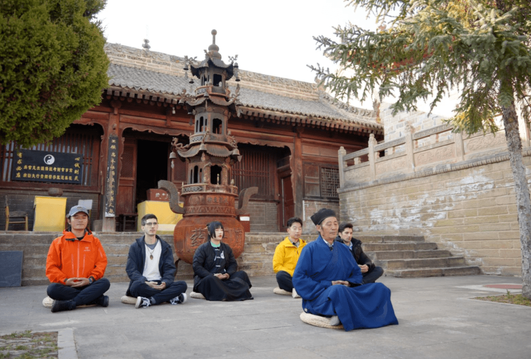 从皇城继续向上攀登,便可到达崆峒山第一高峰——香山.