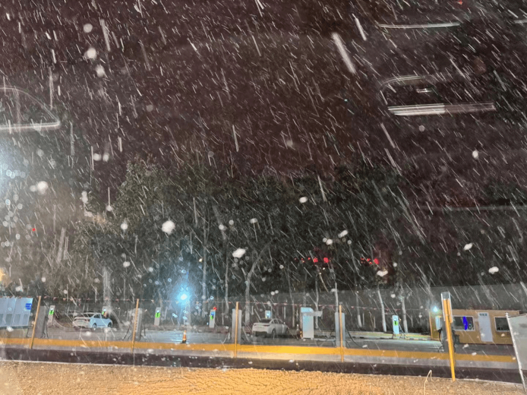 下雪照片真实图夜晚图片