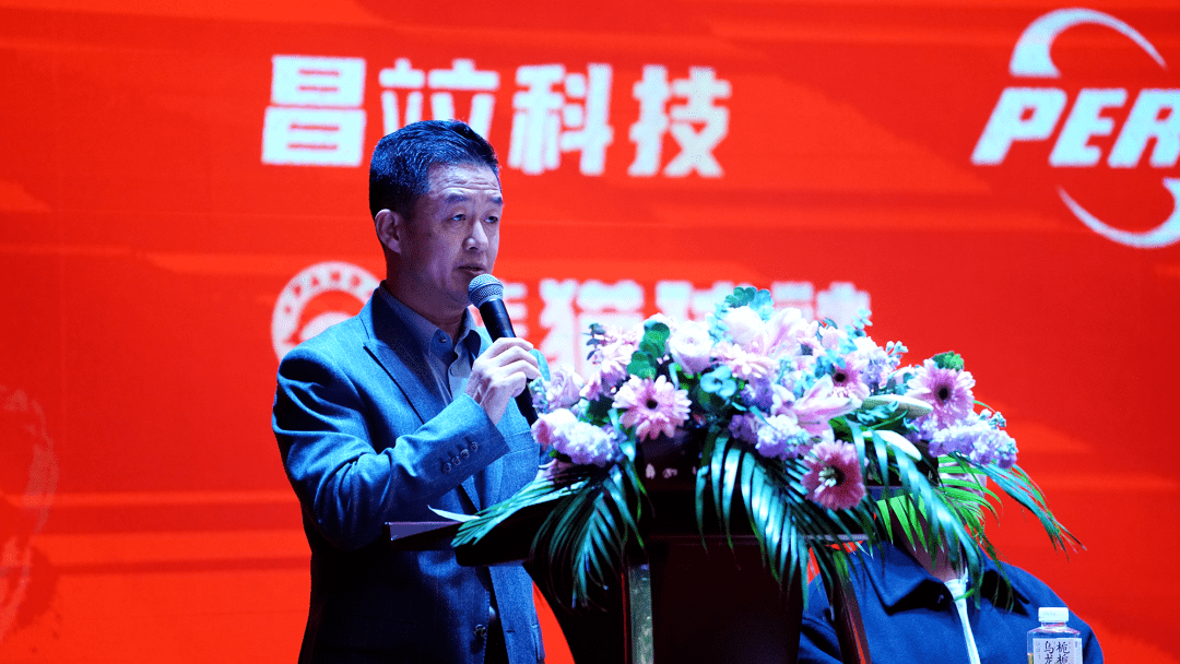 昌竝科技胶边总经理裴会芹女士,互义台球总经理王斌先生,乐棋台呢总