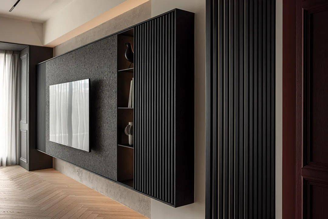 为客厅轮廓修整完美向度与水磨石质材相衬,定义出主墙轮廓延续格栅