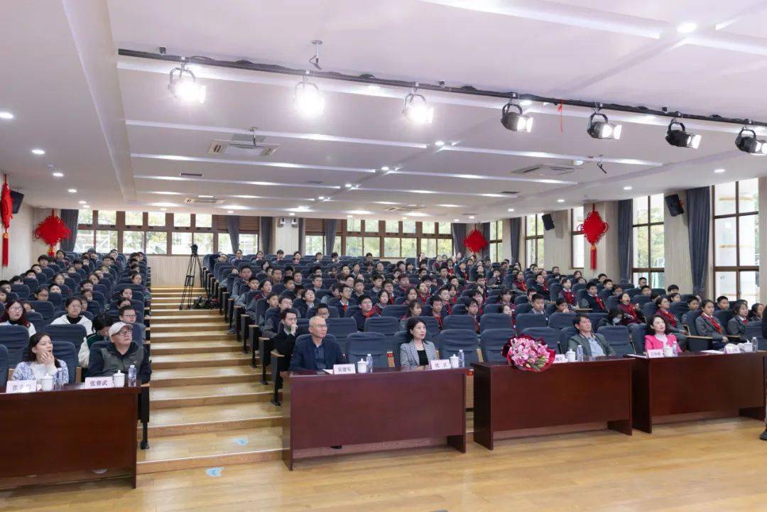 上海理工大学附属实验初级中学书记,校长吕黎明代表学校对胡耀宇的到