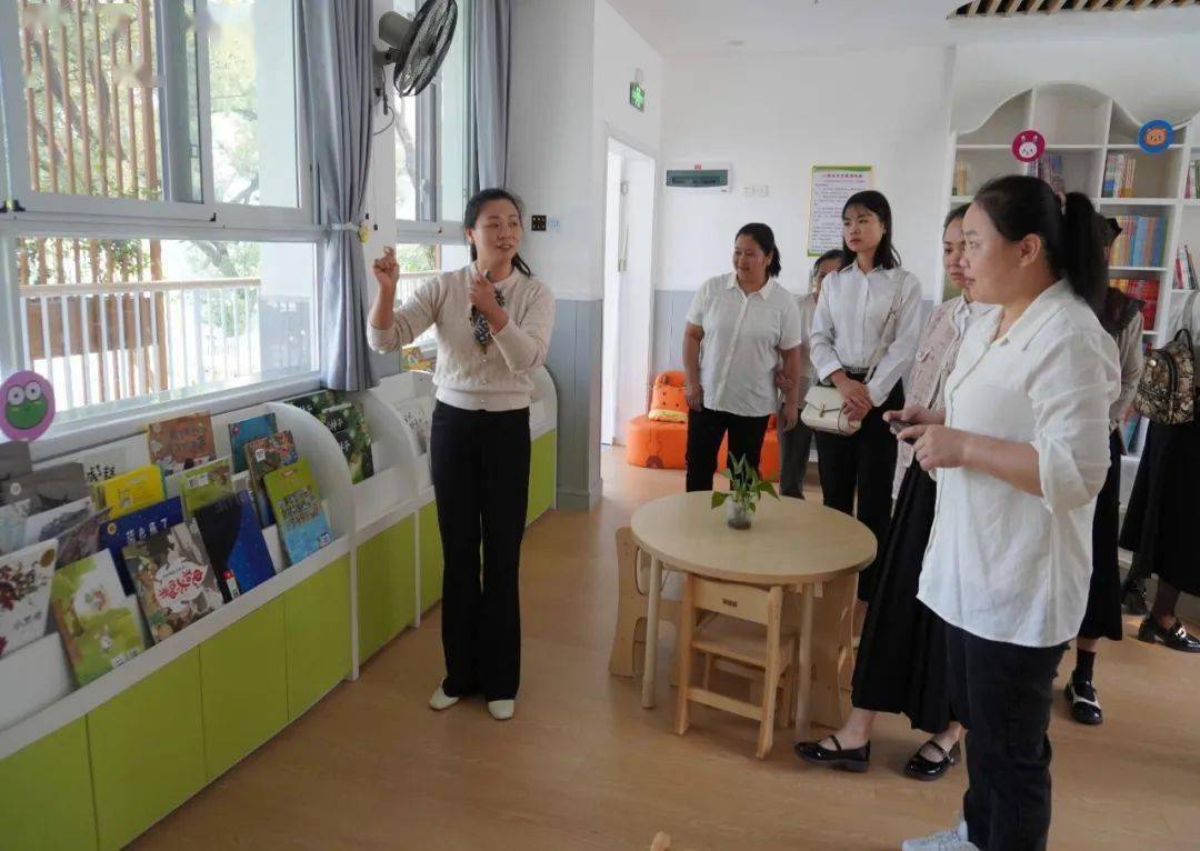 在风采幼儿园杨洁文园长和卢湘琼副园长的带领下,领导,专家及嘉宾参观