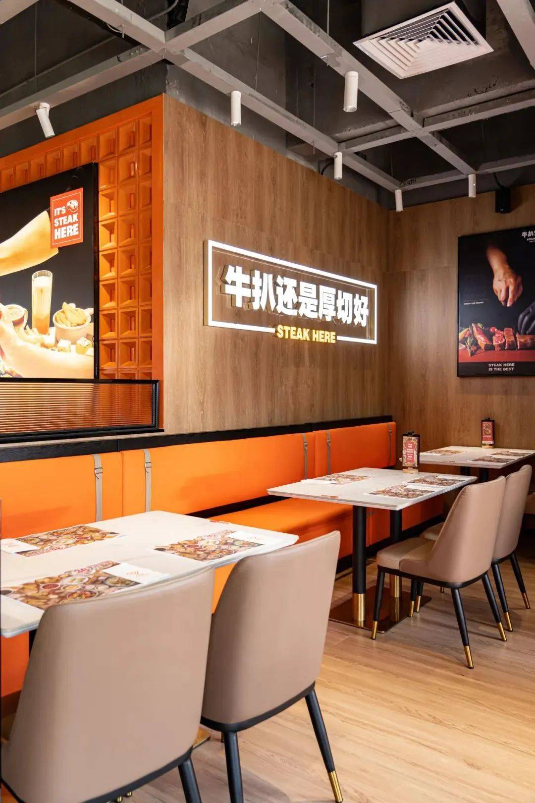 暖色调木质风的装修,简约且温馨,舒适的座椅和宽阔的用餐环境,是朋友