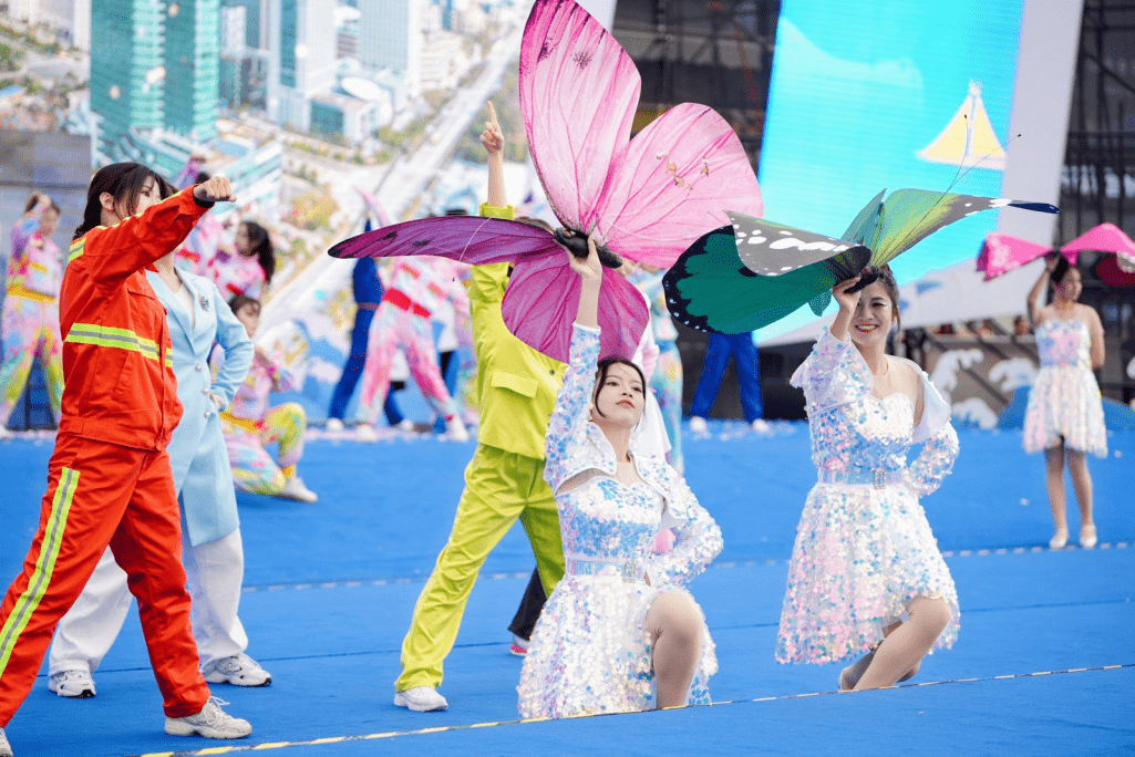 东港街道《蝶变升华 大美东港》《东海极地 逅会如期》以"渔·涅槃"为