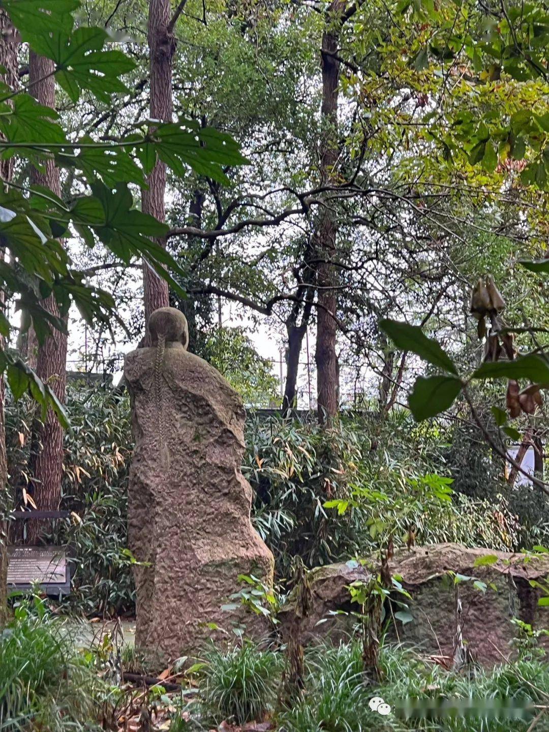 指示牌从浙商总会出来,沿着三台山路,我们走到了于谦祠,这附近还有去