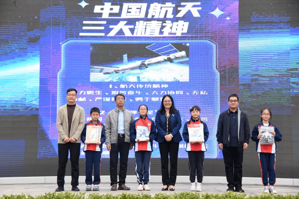 2023年11月10日上午,《航空知识》杂志社社长俞敏,主编王亚男与杂志铺