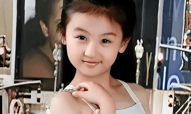 她6岁被成龙抱着上春晚,却因长相遭骂退圈出国,如今她长成这样_陆子艺