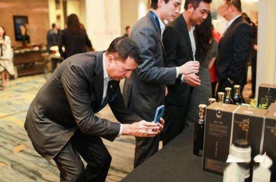 新加坡商业与慈善论坛嘉宾点赞听花酒：“想不到白酒可以这么好喝！”-伽5自媒体新闻网