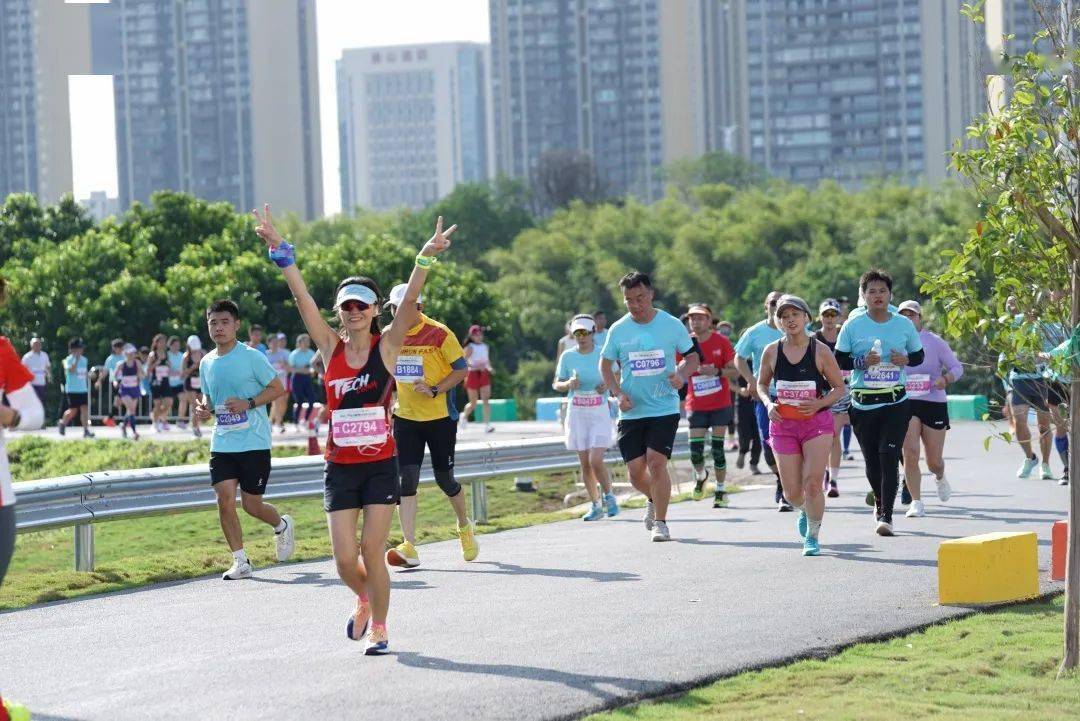 女子組方面,陳麗琴以1小時21分44秒獲得半程馬拉松女子冠軍;鍾澤娜和