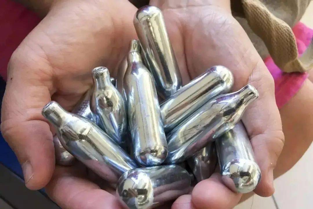 "笑气"学名一氧化二氮,是一种无色有甜味的气体,有轻微麻醉作用,它