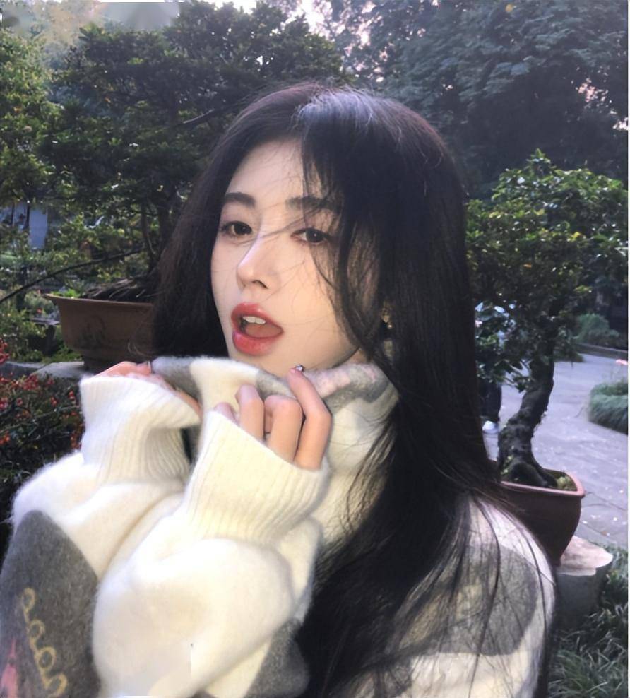 还发行了多个音乐单曲,《那一天》,《伴》,《仍寻》,《误长生》,《花