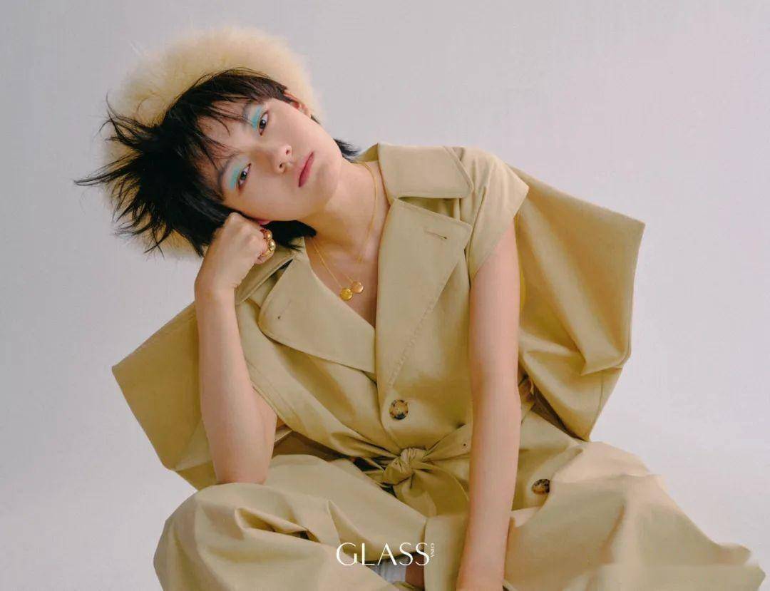 演员文淇《glass》杂志封面大片,无惧怼脸拍眼神故事感强_内蕴_背景