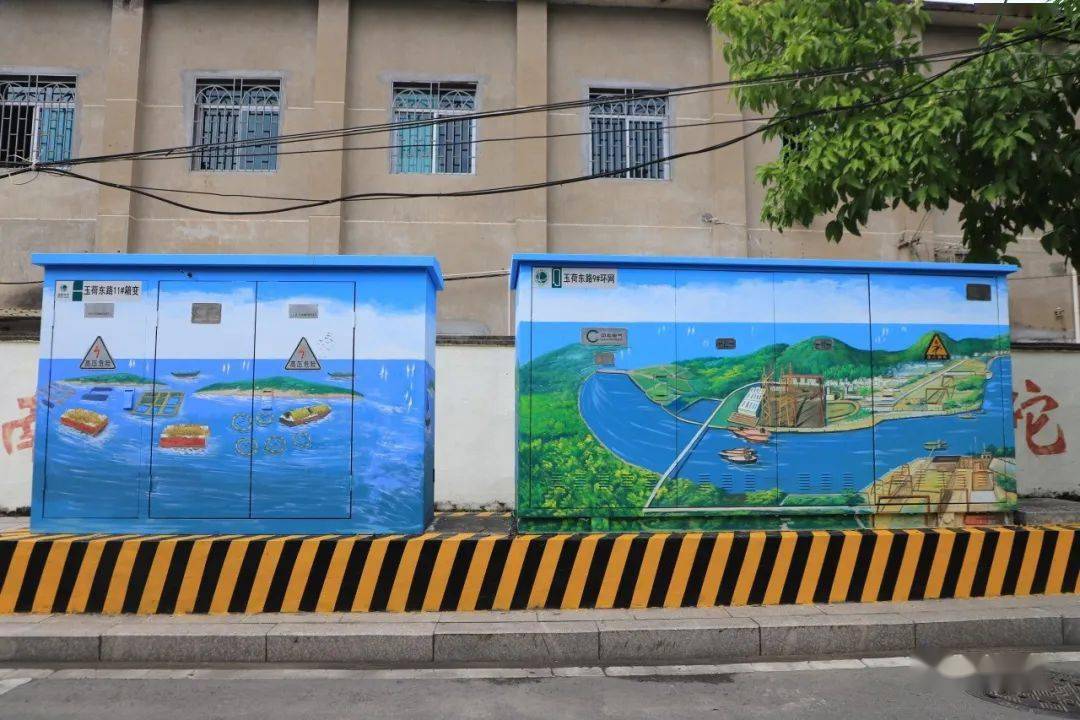 11月13日下午,在陈第公园内,彩绘师正手持彩绘工具,调颜料,勾轮廓,涂