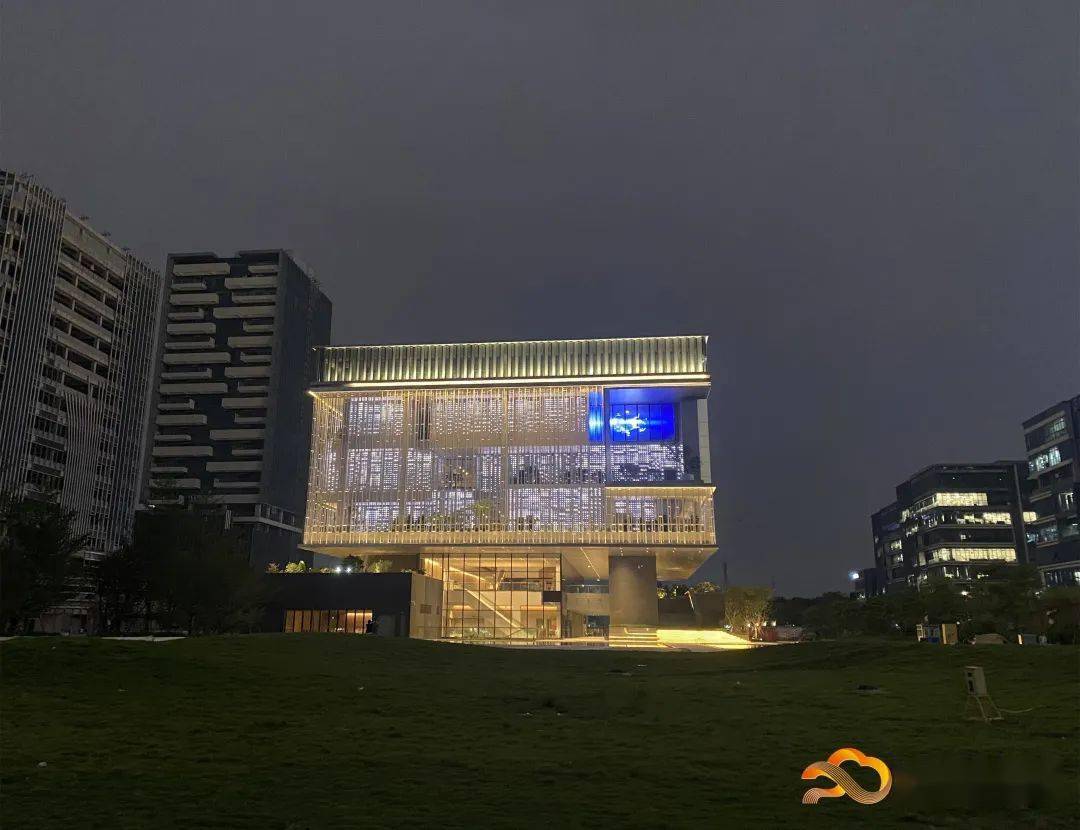 走近设计殿堂可透过不锈钢立柱看到里面大小不一,凹凸变化的方盒子