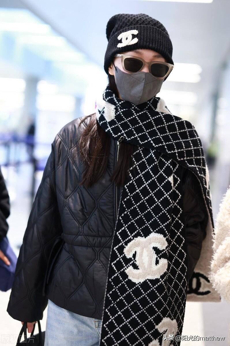 街拍:宋轶黑色棉服 牛仔裤 墨镜休闲时尚_chanol_机场_上海