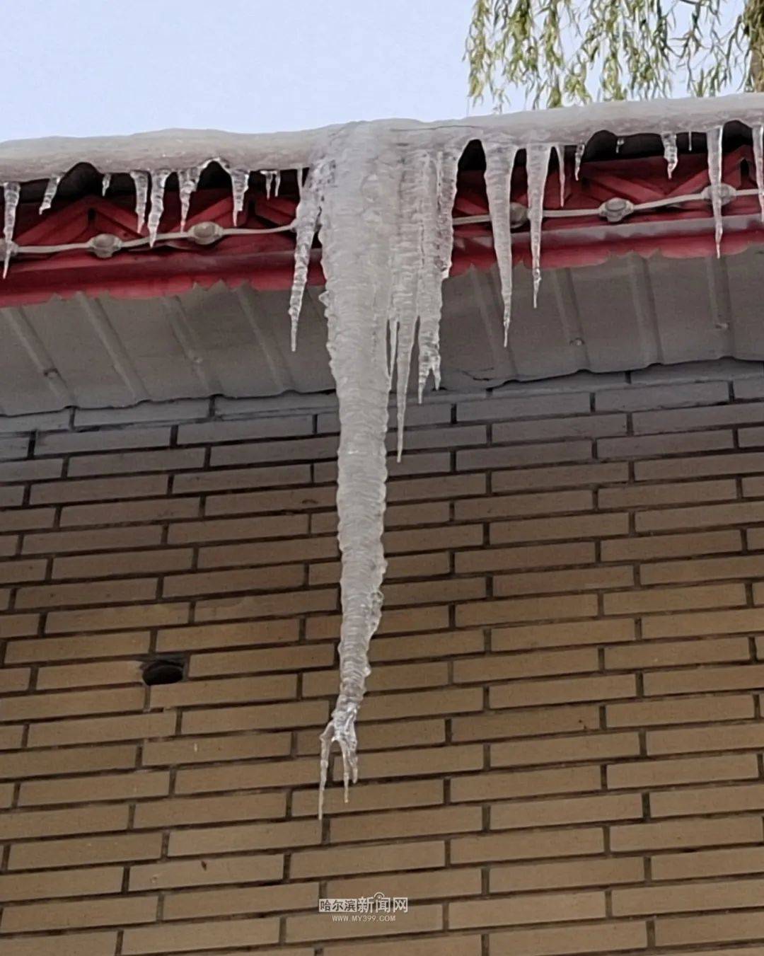 警惕"冰溜子"坠落伤人伤物!