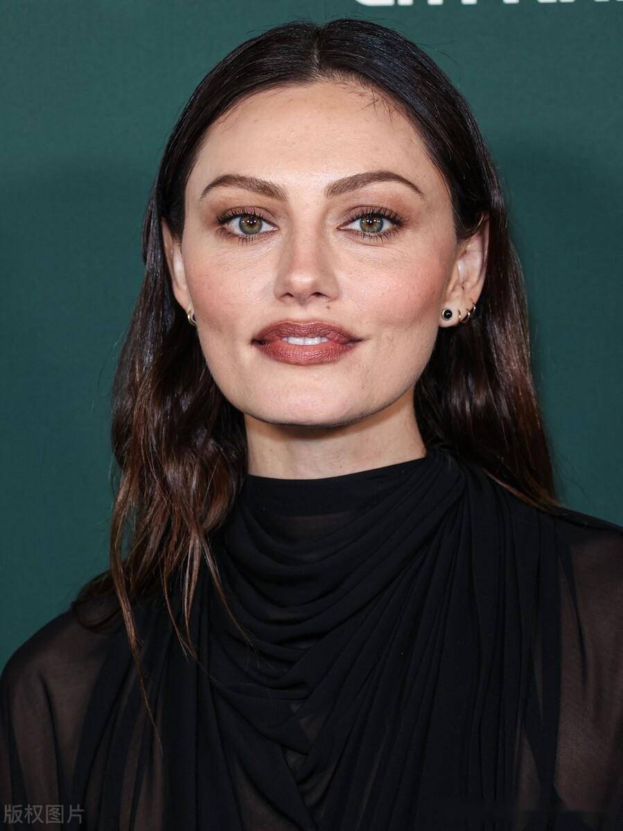 菲比-汤金黑色薄纱上衣 长裙 黑色凉鞋优雅高贵