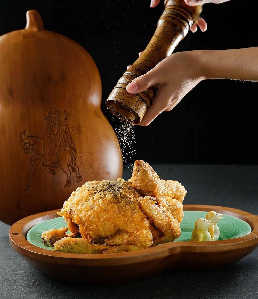 金奖葫芦鸡"出水莲蓬"是"德发长"特色饺子宴的代表产品,其借鉴传统面