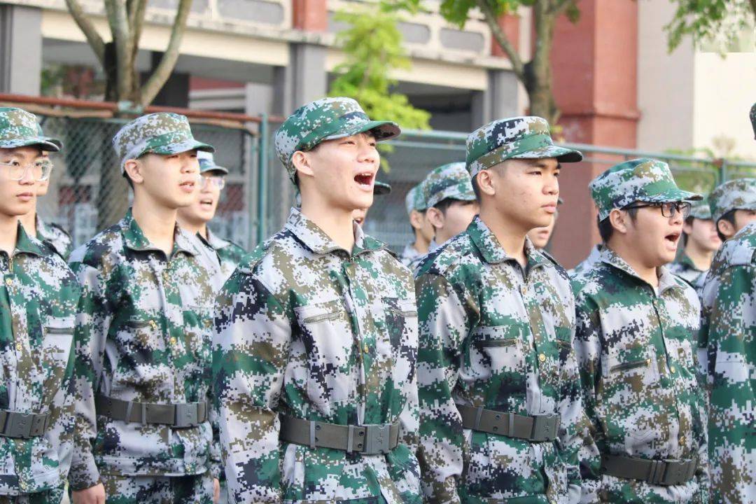 微曲的手指是耐力训练时笔直的双臂是立正稍息时的紧贴裤缝手部os记录