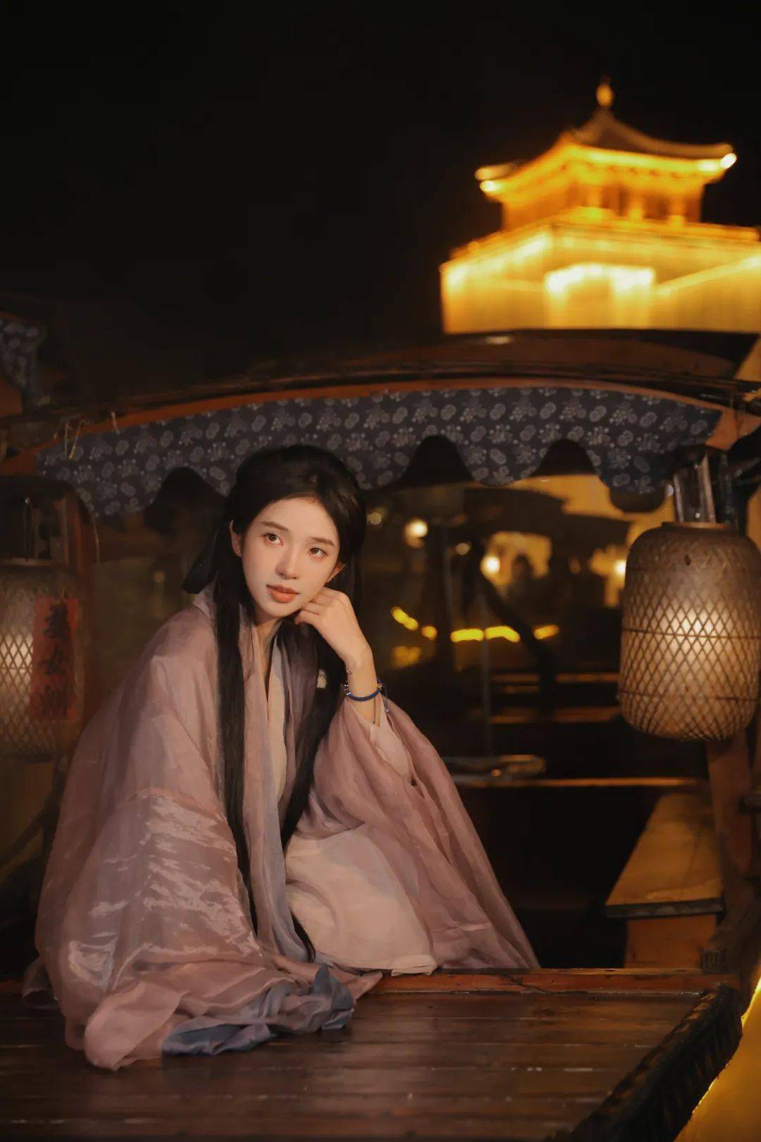 夜幕降临,乘一艘摇橹船,徜徉江南夜色里,河水灵动,灯火阑珊,悬浮金阁