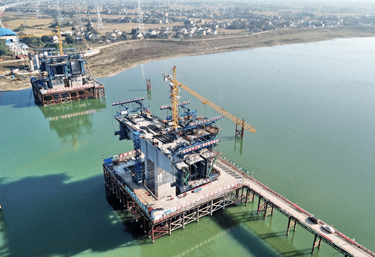 益阳日报全媒体讯(通讯员 宁党保)11月14日,资水特大桥正在紧张施工