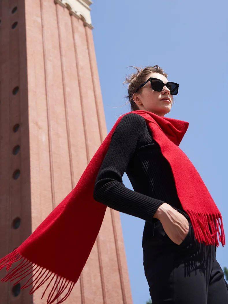 还是选择红黄蓝明亮色纯色围巾都能为你的冬装注入活力纯色围巾的优点
