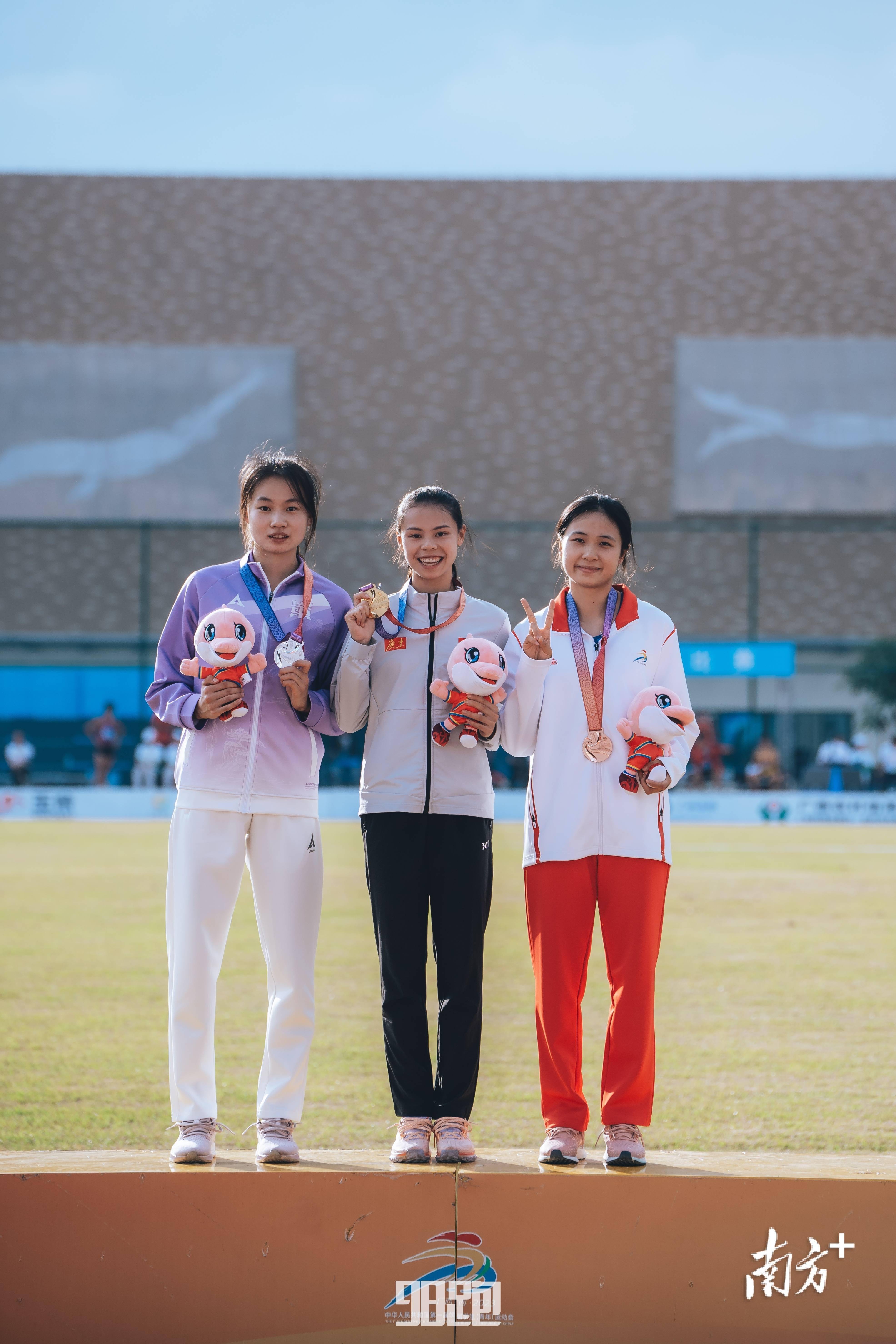 随后,在女子大学生乙组4x400米接力赛中,莫家蝶,孔莹蓥再次携手夺得