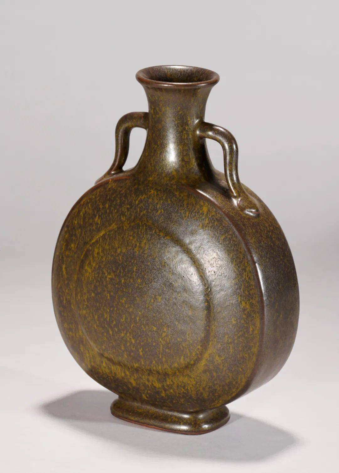 5 cm备注:法国私人收藏抱月瓶,又称扁瓶,创烧于永乐时期,为效仿西亚