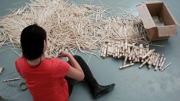 80后美女用6万根筷子和成龙见了一面!被网友酸:"成龙是看脸才见的吧?