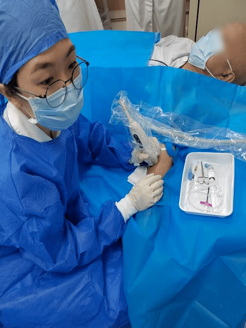 测量臂围和置管长度,到区域消毒,穿刺,送导丝,扩大穿刺点,送鞘,送导管