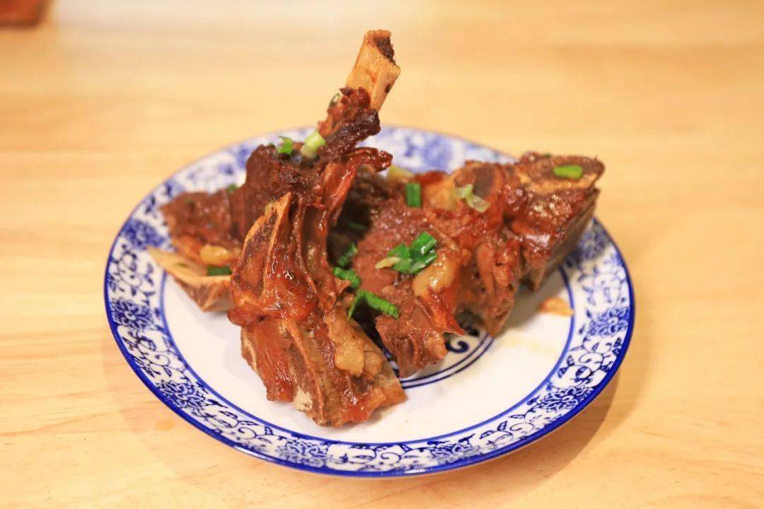 这碗牛骨头面,让你从头暖到脚_店里_汤底_口感