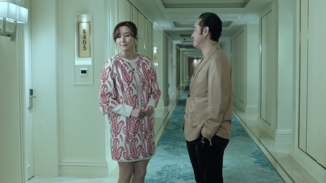 在达官显贵,三教九流的推杯换盏,觥筹交错中,山水庄园活脱脱就是汉东