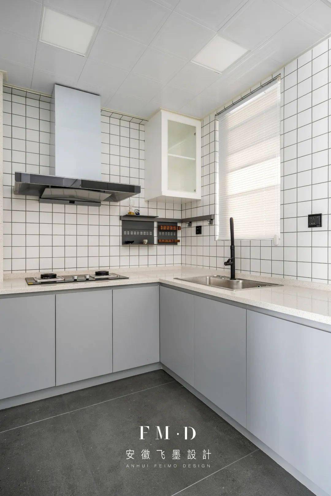 灶台和操作台相邻,如果厨房比较小也可以放在对面,转身就能够到.