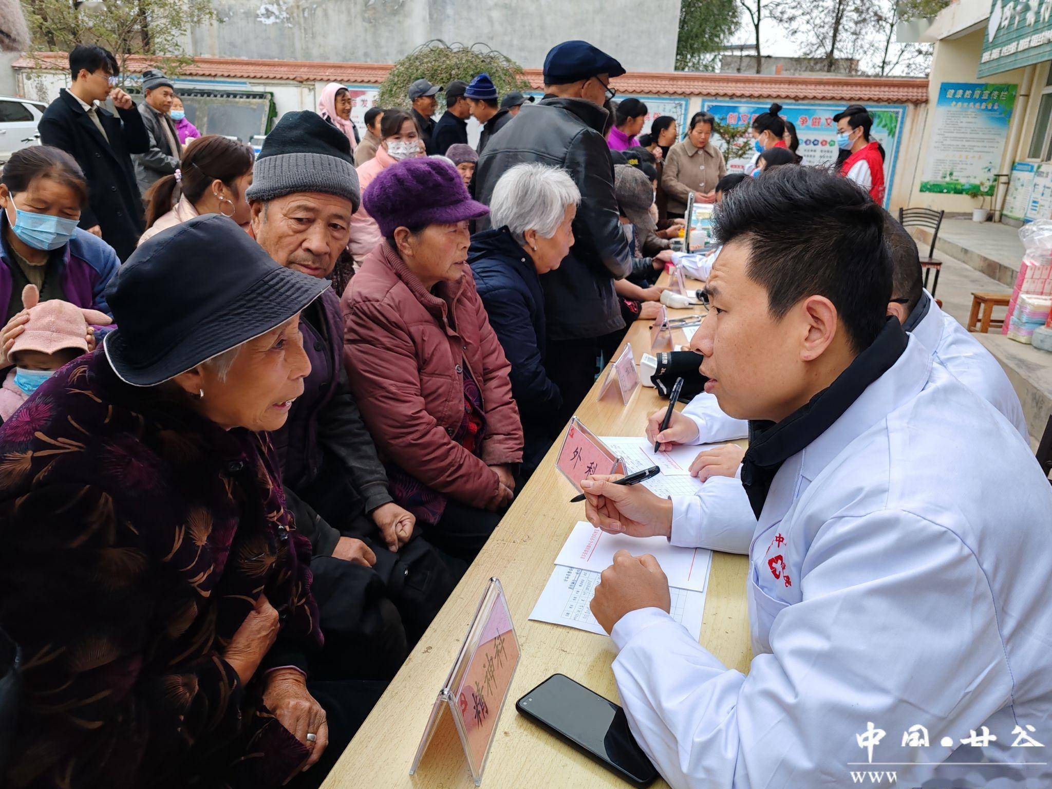 天水市乡村振兴医疗顾问(服务)团到甘谷县磐安镇开展健康义诊活动