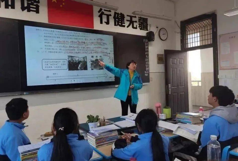本周点赞 | "拼命三娘"的奉献底色——衢州市衢江区东港初中王霞_工作