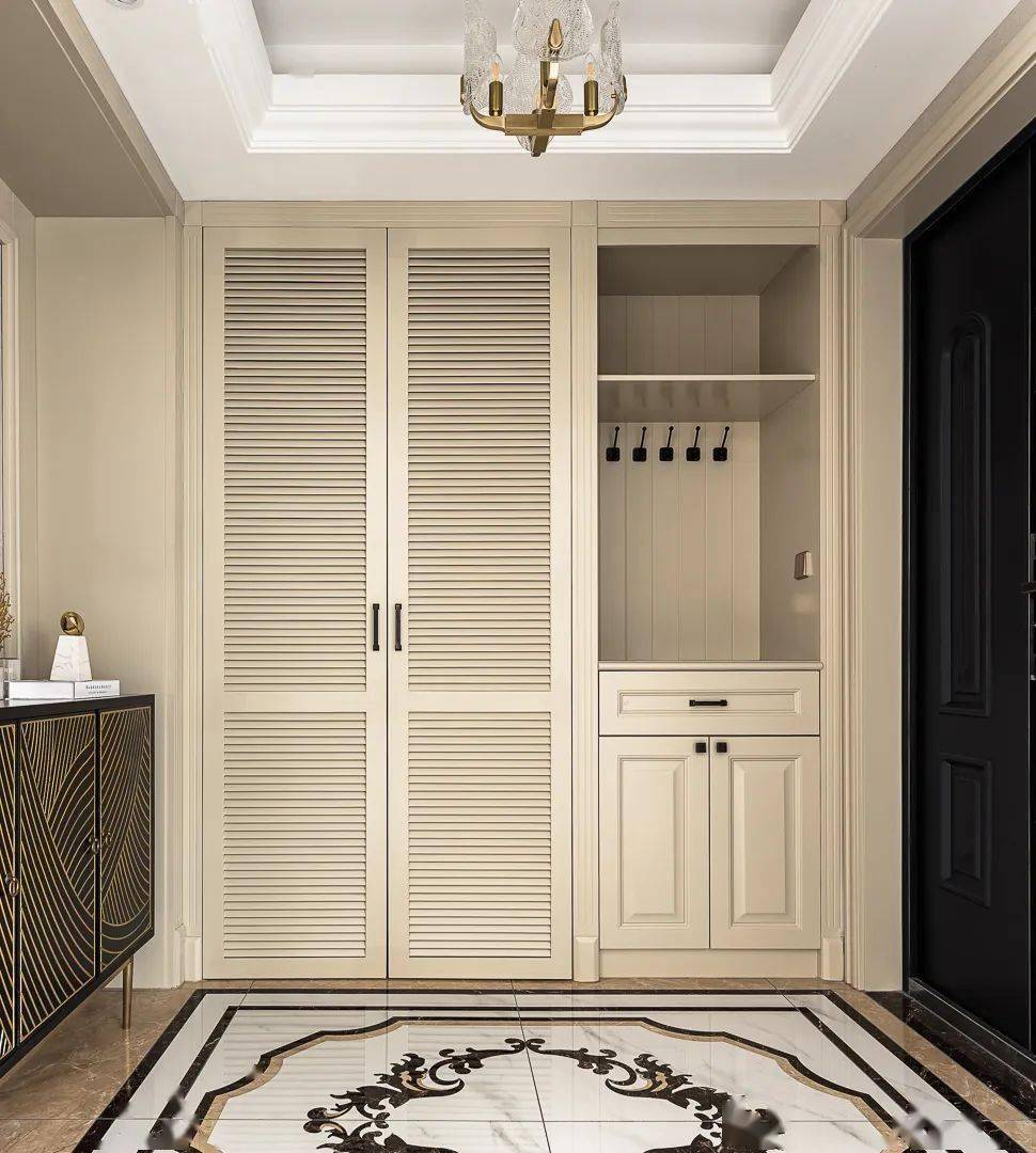 简美风格的鞋柜设计通常具有现代感,在设计时,可以采用现代元素,如